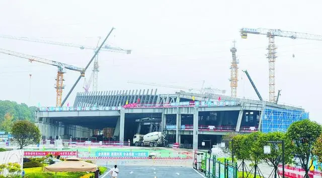 三星堆博物館新館項(xiàng)目建筑面積約5.44萬平方米，地上主體封頂